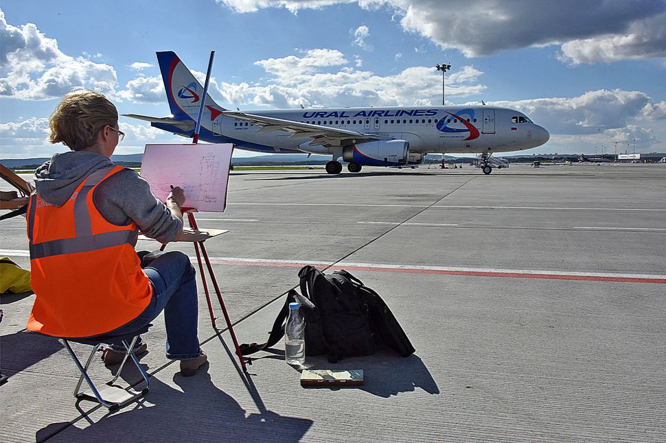 Художники Екатеринбурга выбрались на взлетные полосы: как прошел авиапленэр в аэропорту