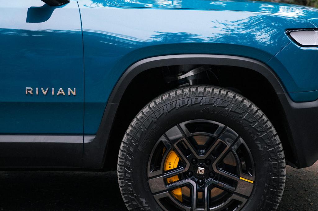 Улучшенное сцепление с дорогой: Pirelli разработала шины для электромобилей Rivian