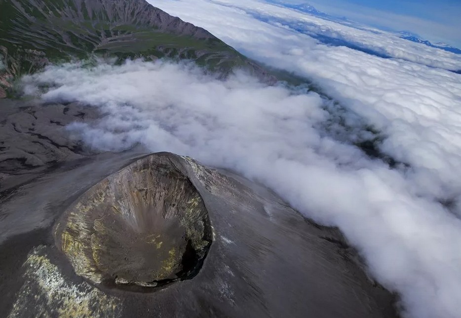 Самый долгодействующий вулкан Камчатки Карымский выбросил столб пепла на 5 км: установлен 