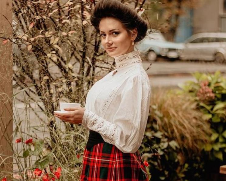 Мила Поворознюк из Винницы последние 2 года носит исключительно винтажные наряды в стиле XIX века, которые шьет сама: фото