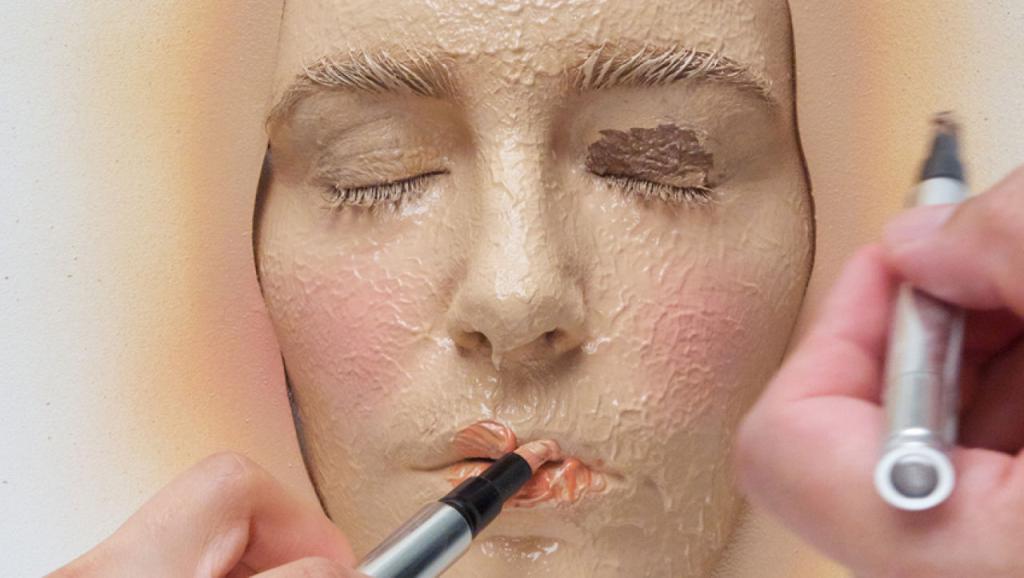 Если тональный крем выглядит как маска, это можно исправить, не смывая макияж: профессиональные лайфхаки визажистов