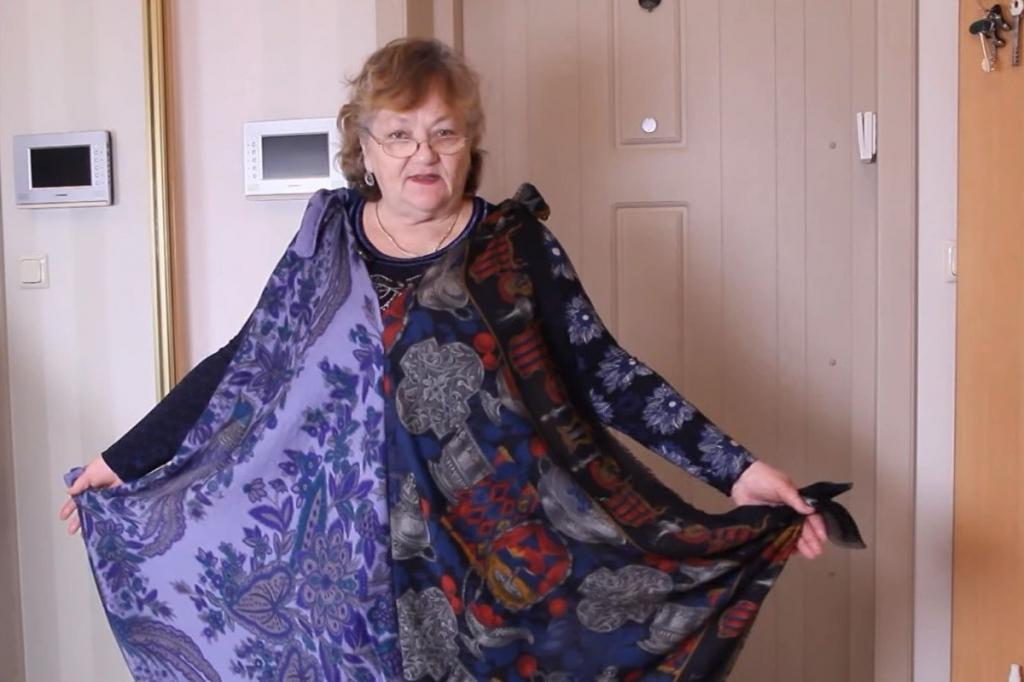 Получается красиво: пенсионерка показала, как из старых платков шьет платье