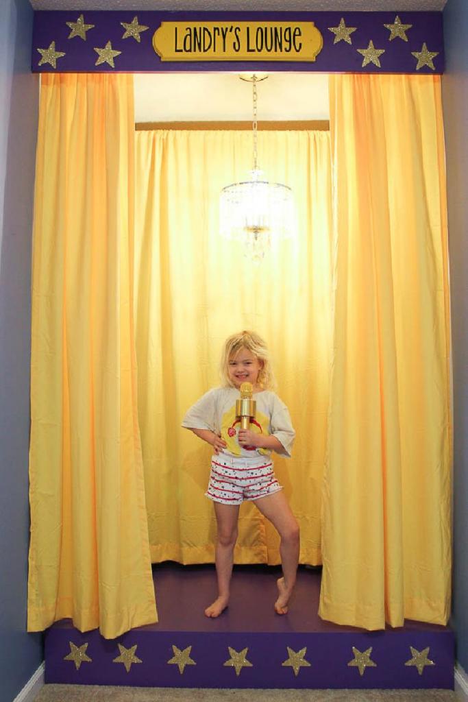 Гардеробная для маленькой звездочки: построили для дочки яркую сцену, которая служит местом для домашних выступлений и хранения вещей