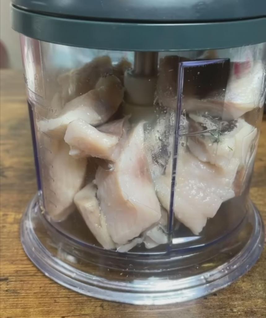 Селедочное масло нравится даже тем, кто не любит рыбу: как его приготовить