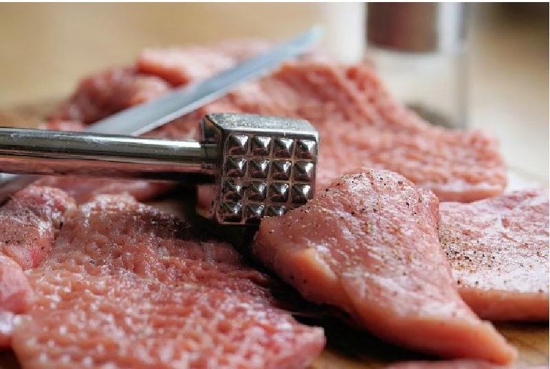 Кулинарный лайфхак: как разморозить мясо за пять минут без микроволновки