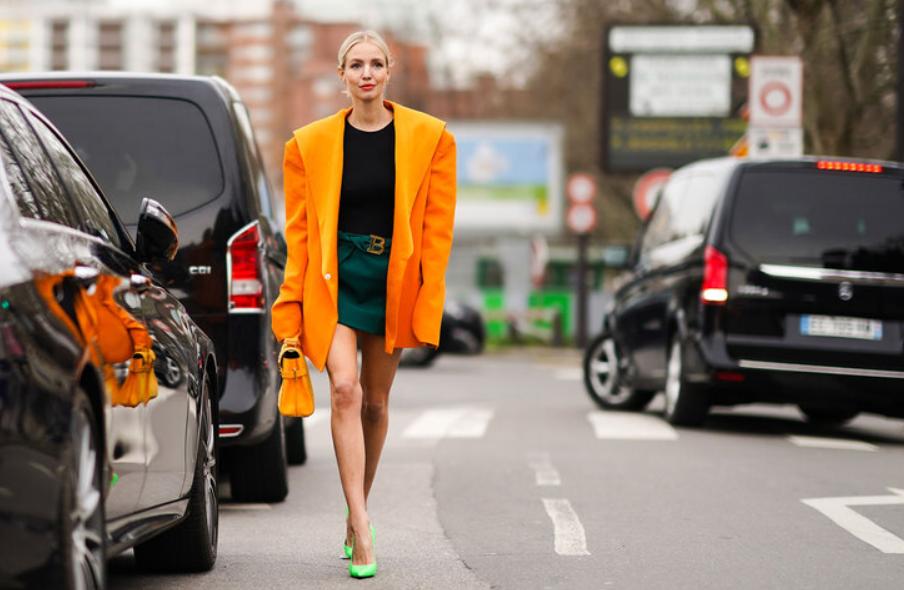 Шопинг гид по последним тенденциям моды: основные тренды моды весны 2021   акцент на плечи и разноцветные пальто