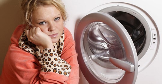 Жена сама «прокачала» стиральную машину, теперь она работает тише и вещи не пахнут. Показываю 4 её хитрости