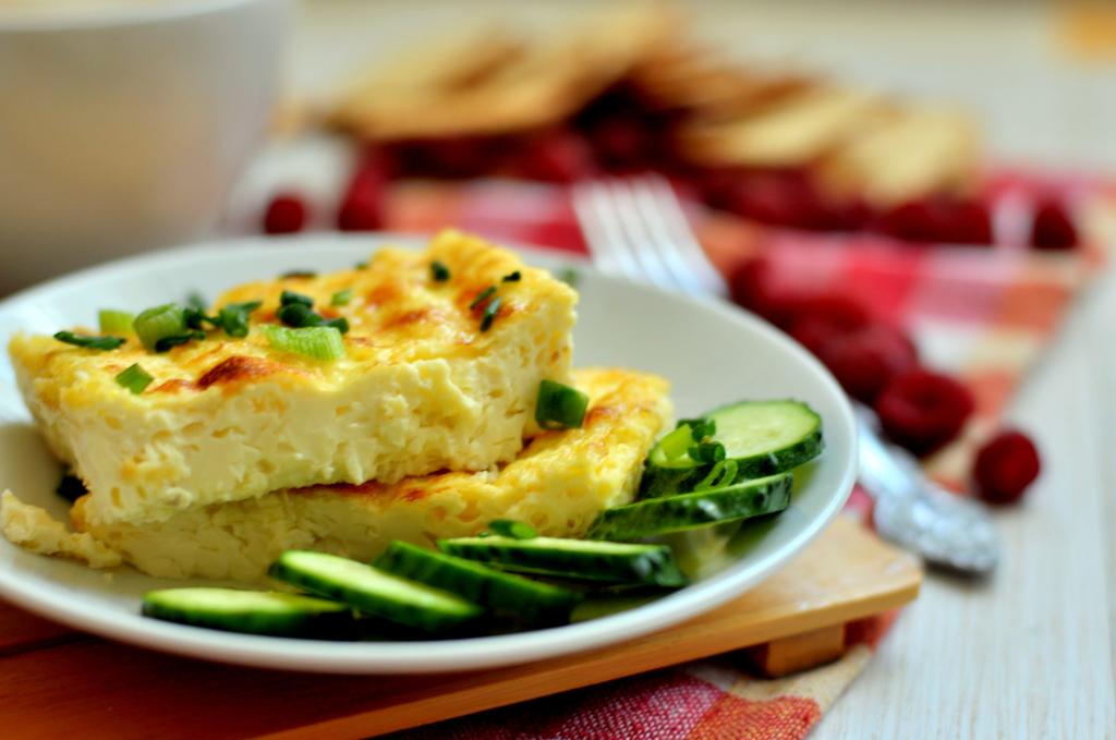 Омлет, сок, сыр и другие продукты, которые не стоит есть во время диеты, так как они только усилят аппетит
