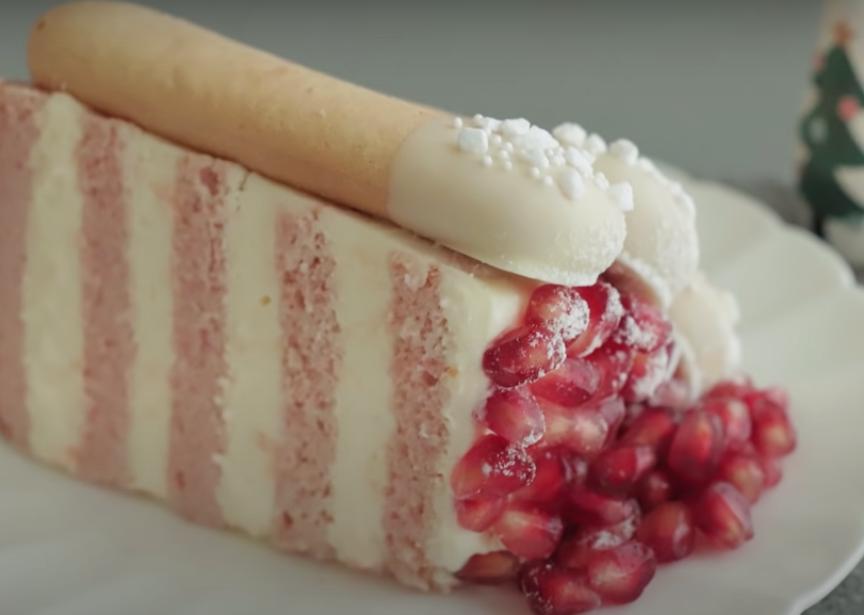 Бисквитные коржи смазываю кремом и подпираю  дамскими пальчиками : получается очень красивый торт с изумительным вкусом