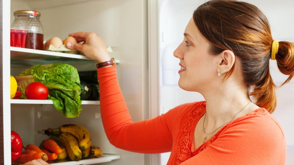Хранение яиц на дверце и не только: главные ошибки при распределении продуктов в холодильнике