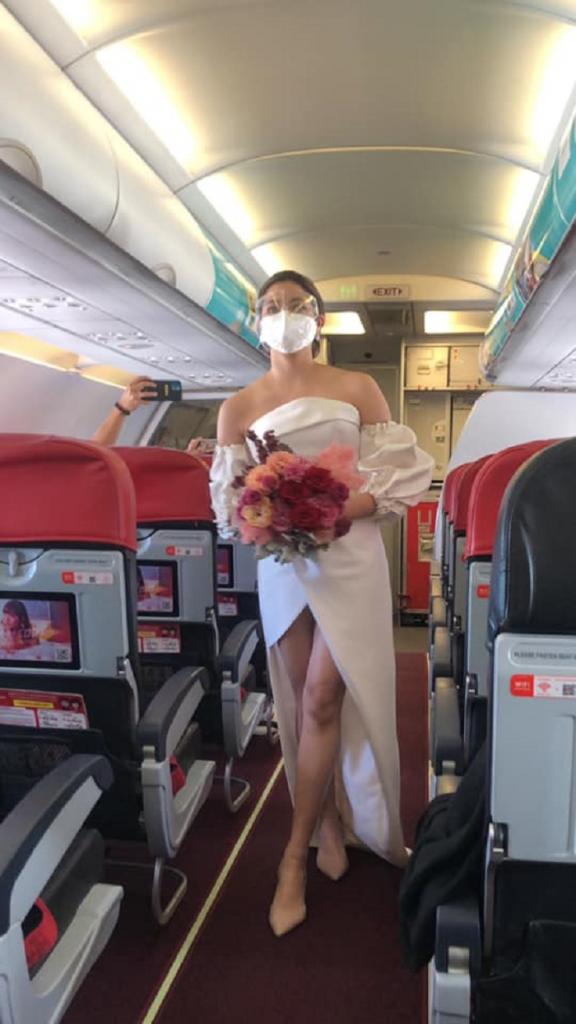 Любовь витает в воздухе: филиппинская пара решила поделиться своим самым счастливым днем со 130 пассажирами, летевшими на Боракай