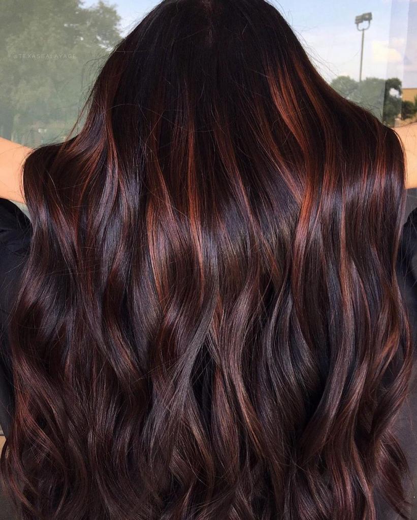 Для тех, кто любит посочнее: несколько модных идей окрашивания волос в красноватых оттенках