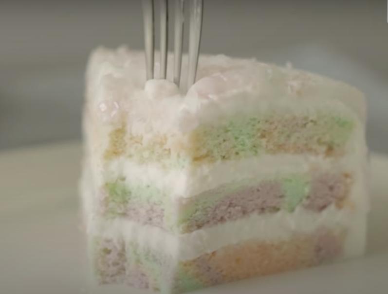 Сладкий подарок для девочки: готовим пастельный торт с  шапочкой  из сахарной ваты