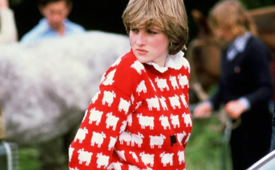 Красный свитер с овечками, как у принцессы Дианы: Дарья Клюкина любит редкие и стильные вещи