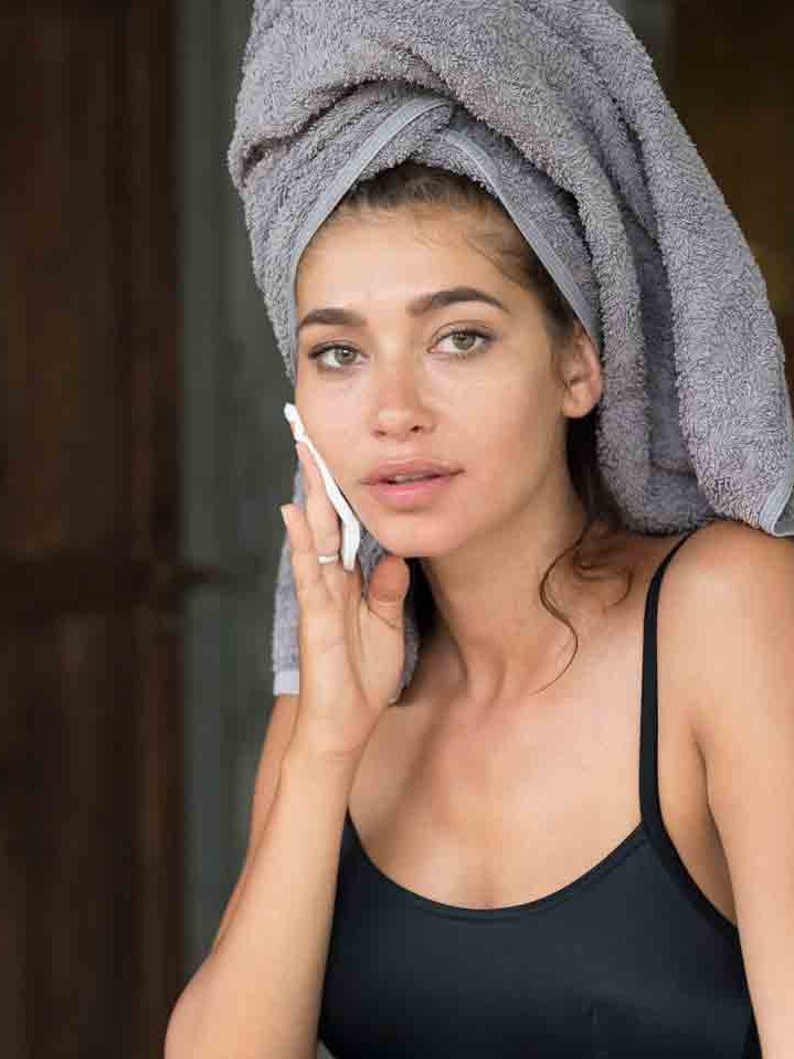 Салфетки для снятия макияжа не эффективны: эксперты рассказали, чем их можно заменить