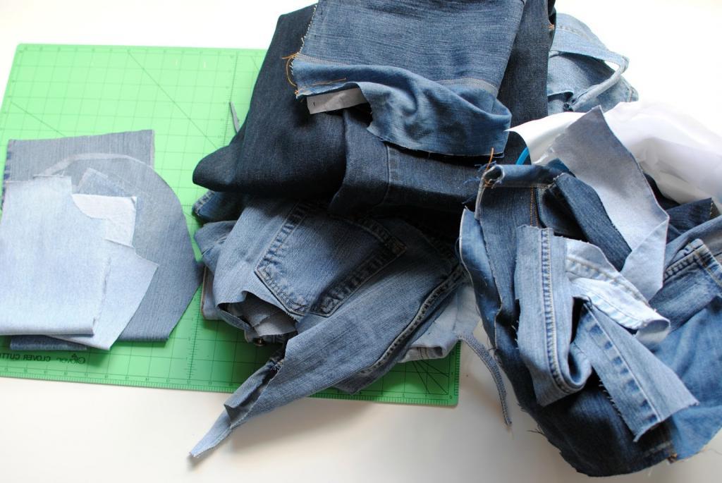 Я собрала все старые джинсы, разрезала их на полоски и сделала стильную вещицу