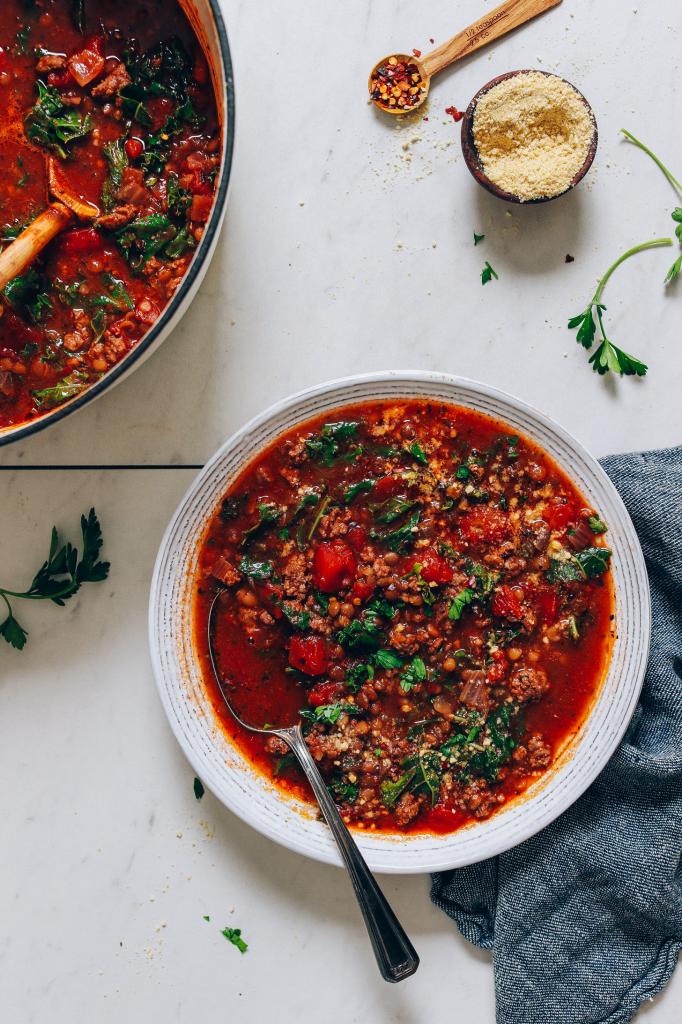 Сытный и согревающий томатный суп по тоскански с говядиной, чечевицей и зеленью: пошаговый рецепт