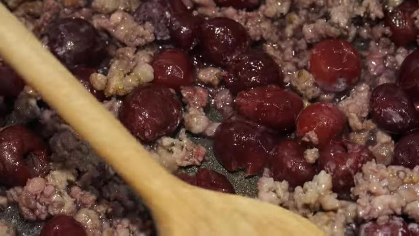 Галушки с мясом и вишнями: рецепт необычного блюда от Евгения Клопотенко