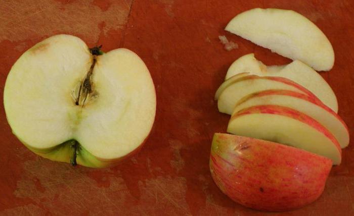 Теперь не переживаю, что нарезанное яблоко перед подачей на стол потемнеет: два проверенных лайфхака