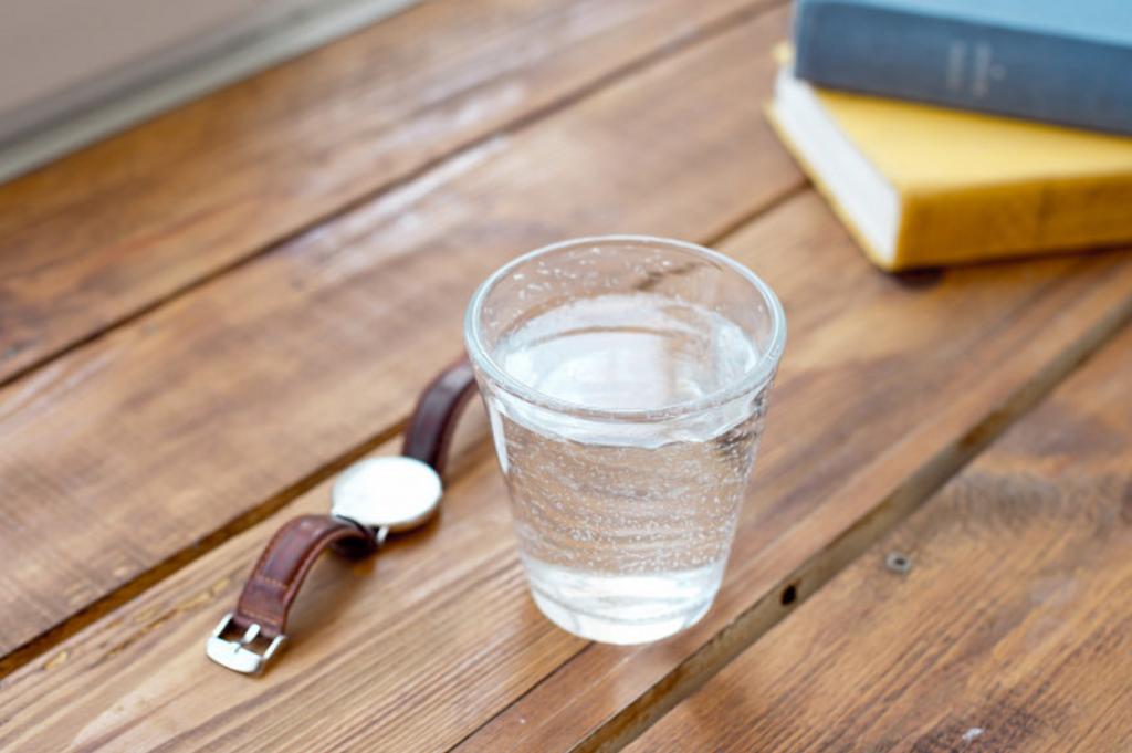 Стакан воды после пробуждения и еще девять несложных привычек, которые помогут похудеть