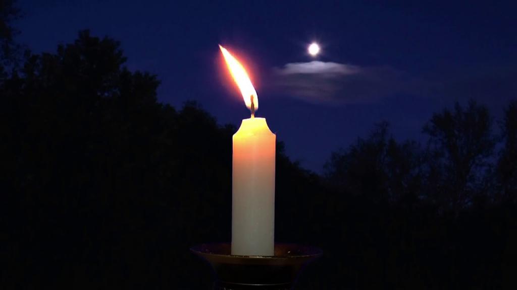 Древний ритуал с землей и свечей поможет избавиться от невезения