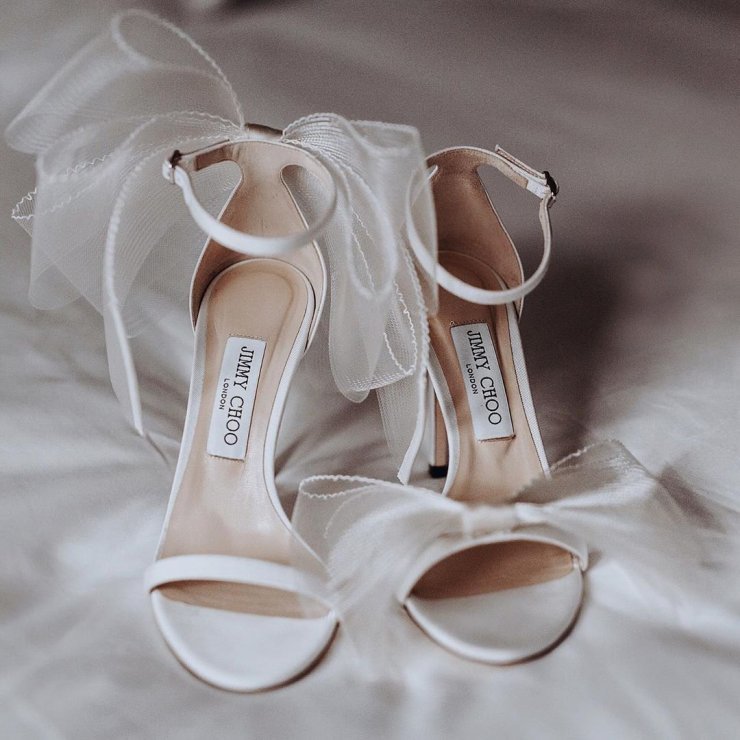 Планируете выйти замуж весной или летом 2021 года? Подборка трендовой свадебной обуви, которая подчеркнет изящность ног и красоту свадебного платья