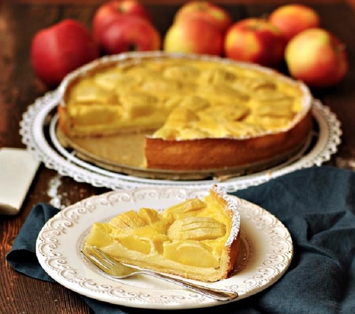 Песочный пирог с яблоками в кремовом топпинге: рецепт необычного десерта