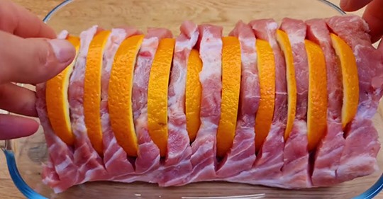 Готовим ресторанное блюдо: делаем на мясе надрезы и фаршируем апельсиновыми дольками