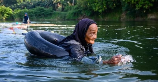 80 летние старушки преодолевают 3 км вплавь, чтобы добыть питьевую воду  