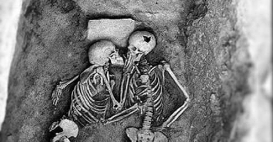 Поцелуй влюбленных, которому 2,8 тысячи лет, выглядит именно так