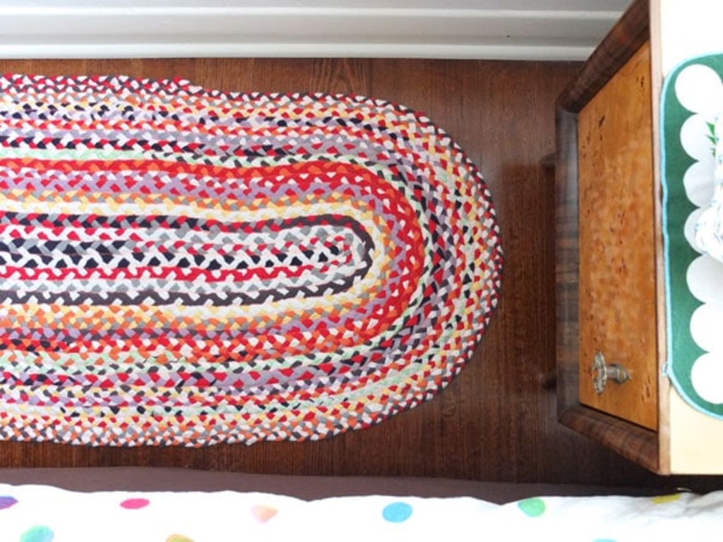 Как сделать яркий симпатичный коврик в деревенском стиле. Используем старую одежду и простую инструкцию