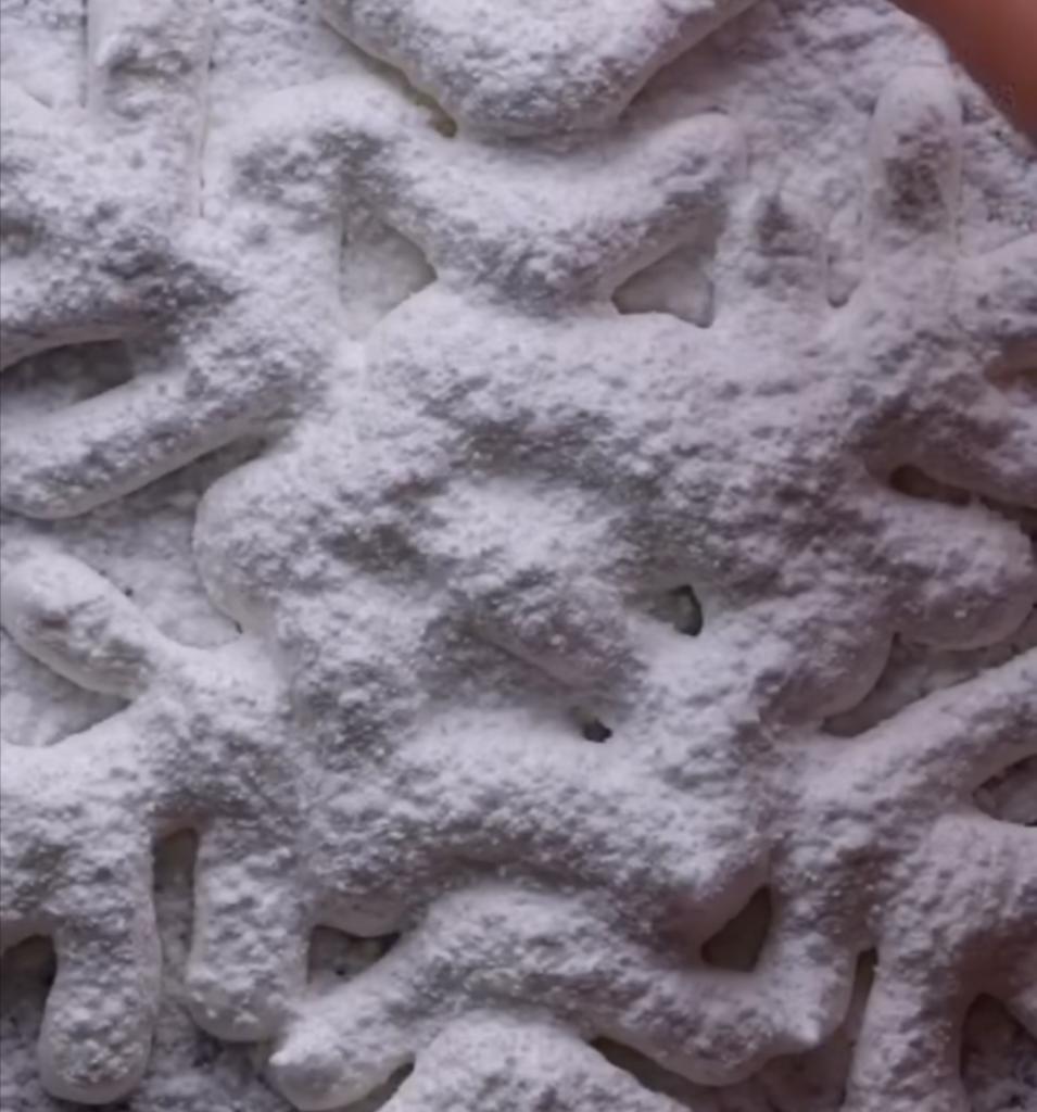 Как сделать зефирки для кофе в форме снежинок: лайфхак с рисунком