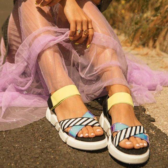 Что носить теплой весной и летом: модели трендовых сандалий, которые помогут вам создать стильный образ
