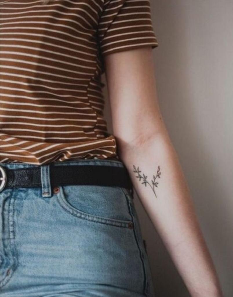 Нежное тату: 9 вариантов татуировок для девушек, которые хотят оригинальный и небольшой узор