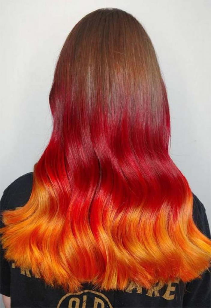 Эффектный образ роковой красотки: окрашивание волос в ярко красный оттенок
