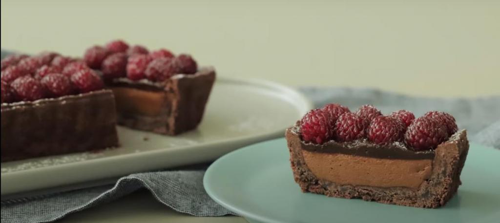 Румяное тесто, мусс с шоколадом и малинка: радуем близких невероятно вкусным десертом с аппетитным дизайном