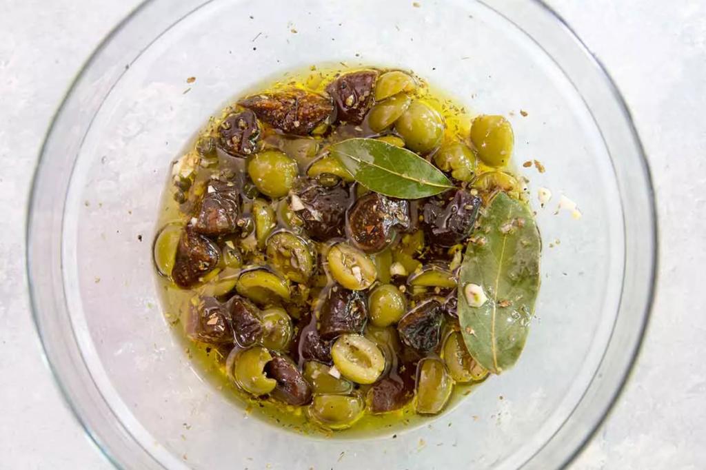 Свинина с оливками. Сочнейшее мясо, которое легко приготовить дома