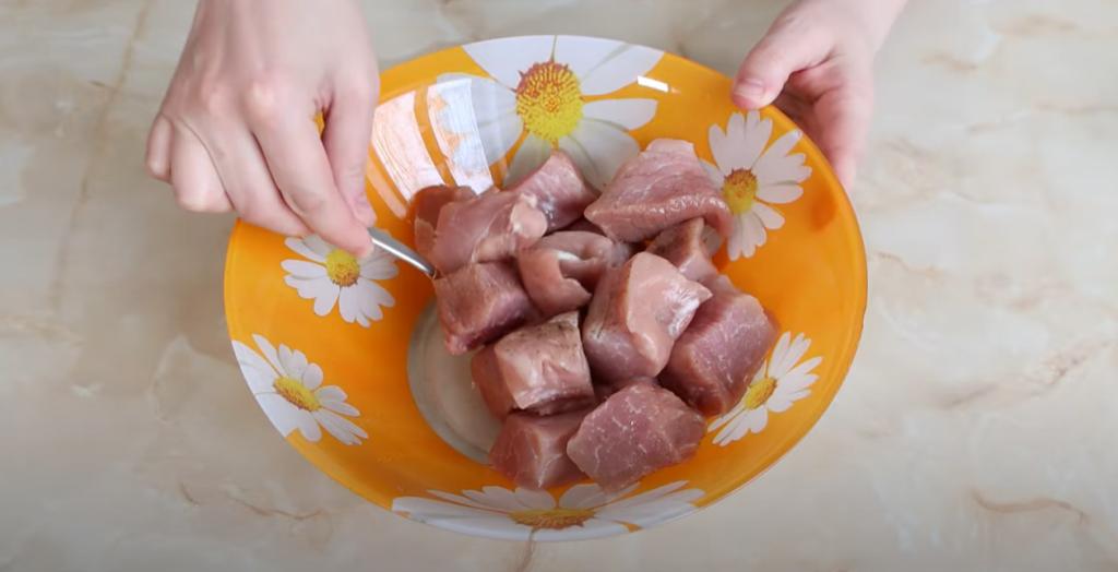 Проверяем мясо уксусом:  накаченное  оставит следы на дне тарелки