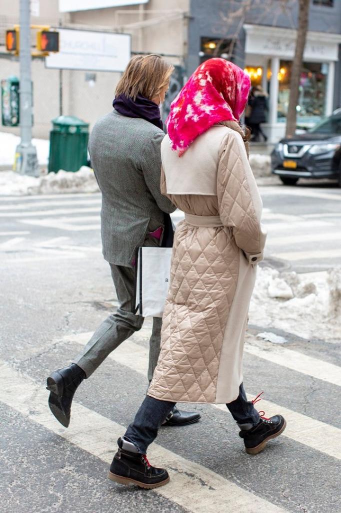 Главные streetstyle тренды с Недели моды в Нью Йорке: парные образы, кислотная одежда и многое другое