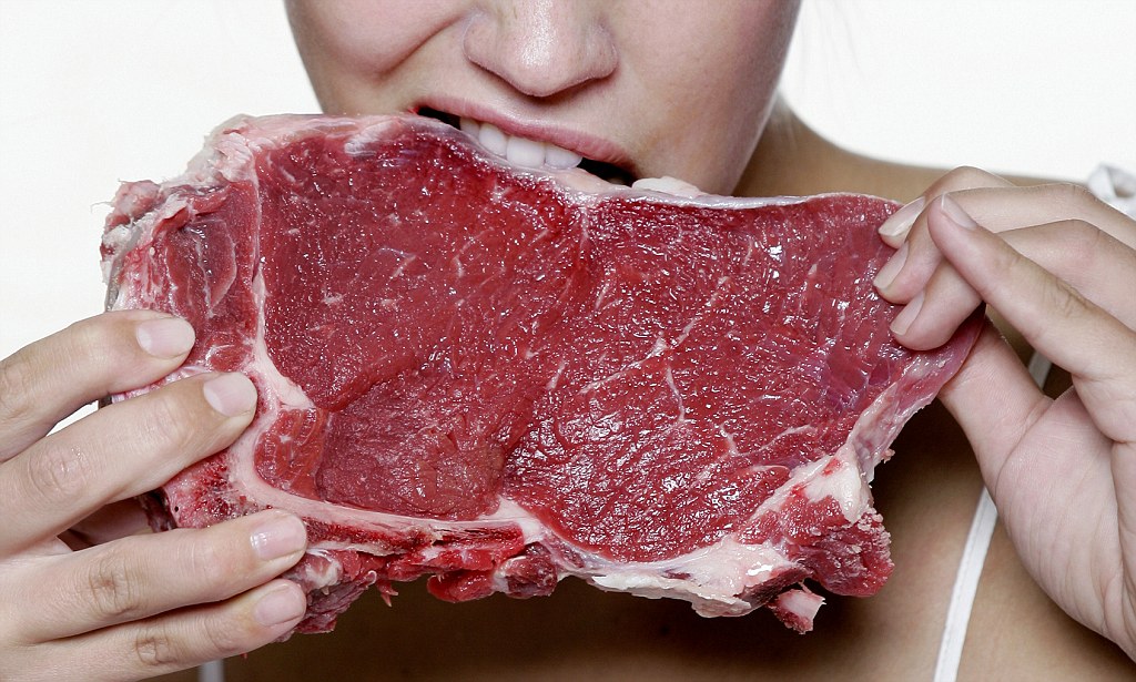Колбаса и жирное мясо: диетолог перечислила опасные для женского здоровья продукты