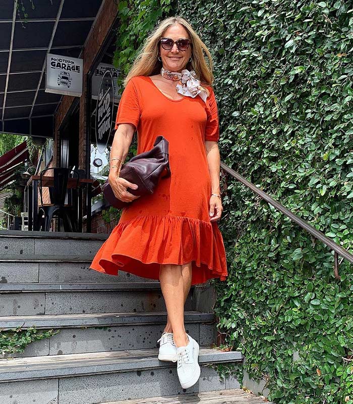 Даже после 40 не стоит отказываться от ярких вещей: как носить оранжевый и выглядеть стильно (фото образов)