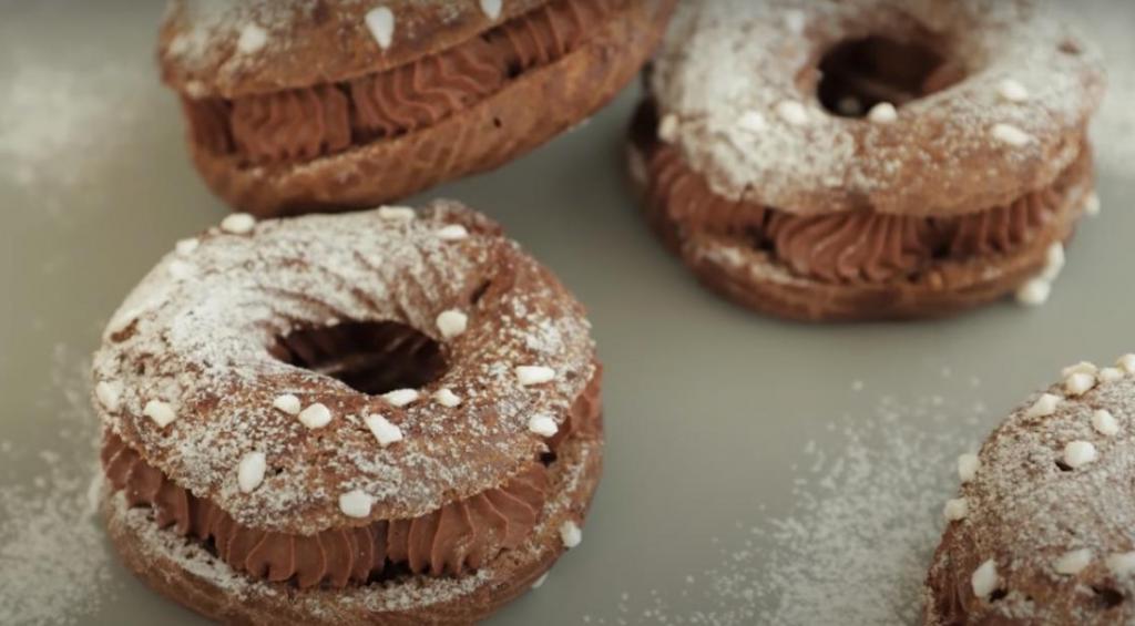 Выпекаем шоколадные пончики и делаем из них пирожное: насыщенный крем превращает выпечку в нежнейший десерт