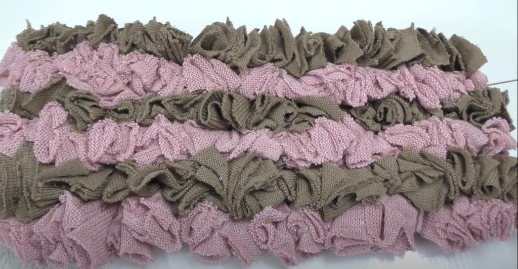Плетем необычный коврик из старых лоскутков: в этом нам помогут спички