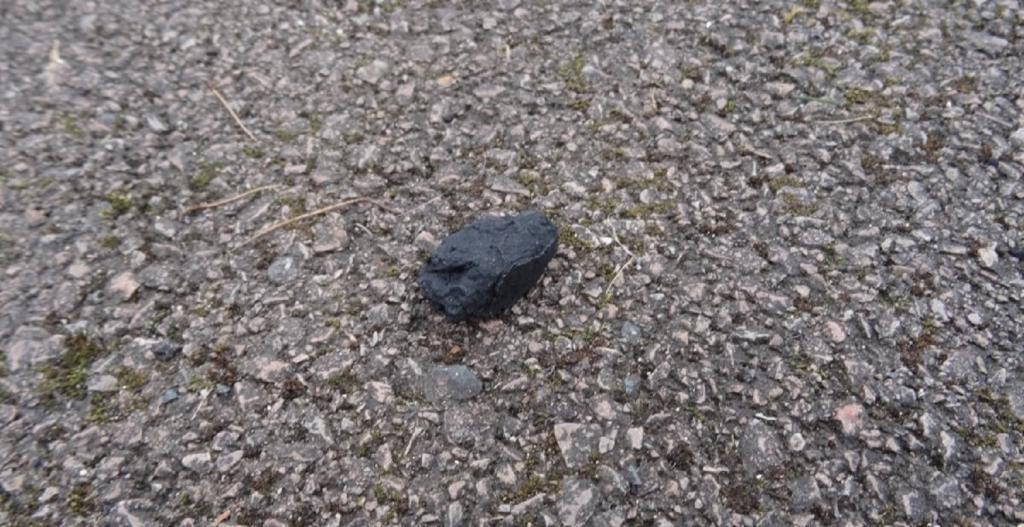 Английская семья думала, что у них во дворе уголь барбекю, а это оказался фрагмент от метеорита