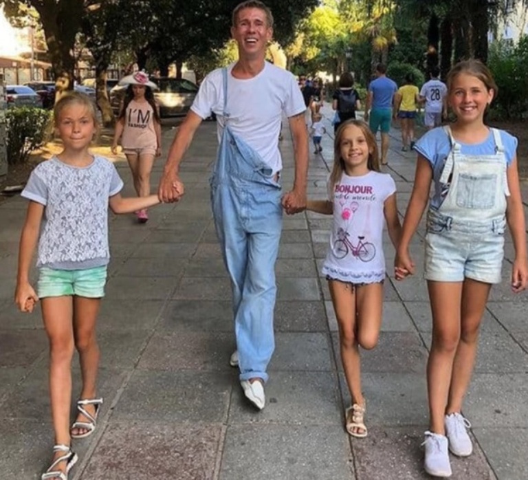 Мало кто знает, что у Алексея Панина не одна, а 4 дочки: трех из них он показал на совместном фото