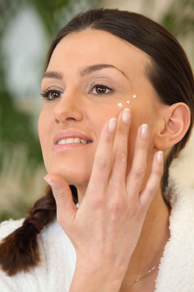 Для шелковистой, сияющей и подтянутой кожи: как сделать самой эффективный крем для лица (рецепты)