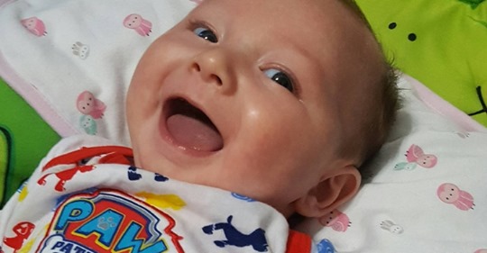 Ученые выяснили: младенцы инстинктивно используют улыбку, чтобы манипулировать родителями!