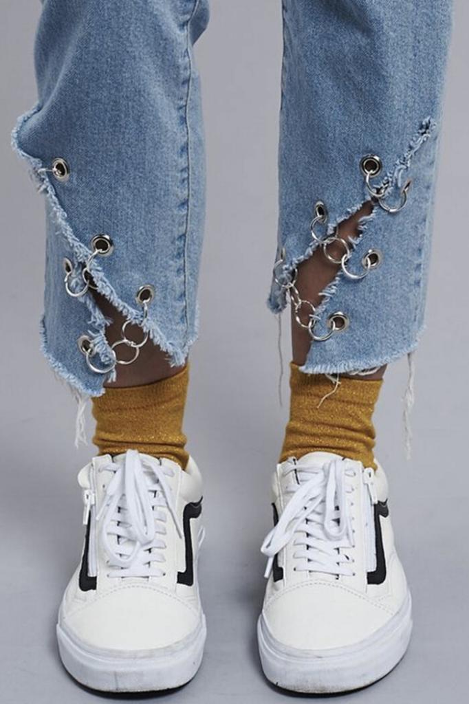 В лучших тенденциях этой весны и с прицелом на годы: стильные идеи, как сделать модными старые любимые джинсы