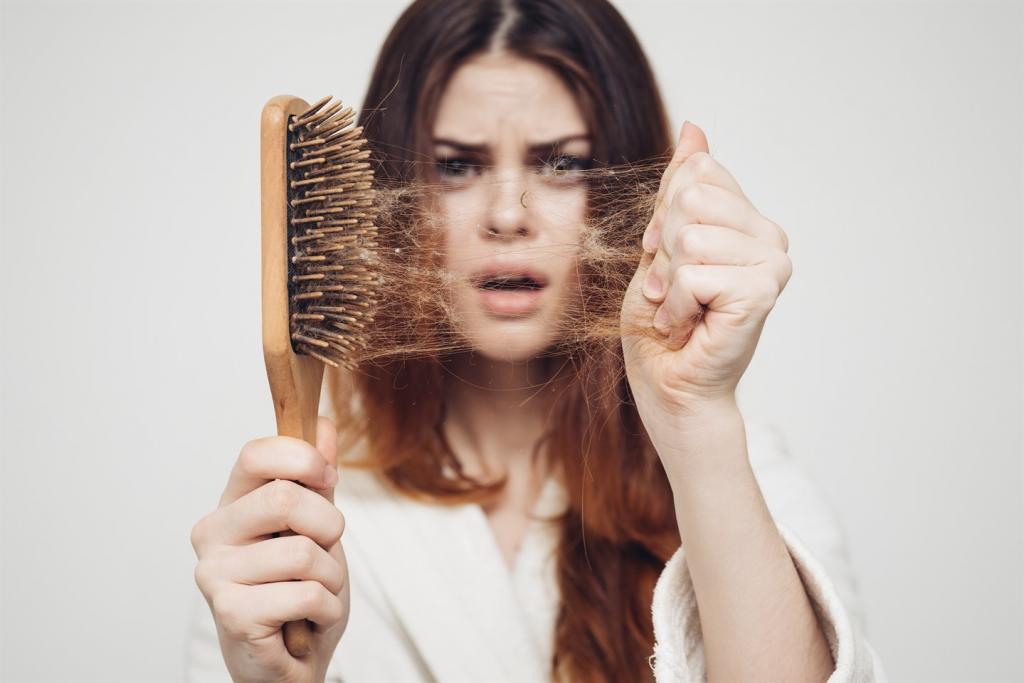 Ученые выяснили, почему во время сильного стресса выпадают волосы