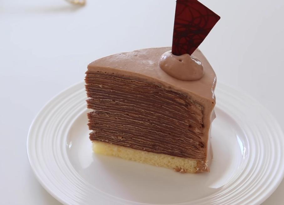 Ароматный шоколадный торт с множеством слоев, пропитанных нежным кремом: простой рецепт